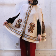 画像をギャラリービューアに読み込む, Native pattern knit poncho【B0263】